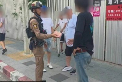 Pemandu teksi meminta bantuan polis bagi menyelesaikan masalah dengan pelancong Israel yang enggan bayar pampasan setelah membuang air besar dalam teksi.