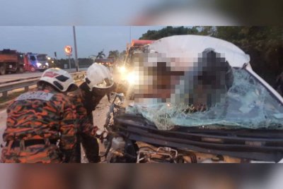 Anggota bomba sedang menjalankan usaha mengeluarkan mangsa yang tersepit dalam nahas membabitkan sebuah van dan bas pada Jumaat.