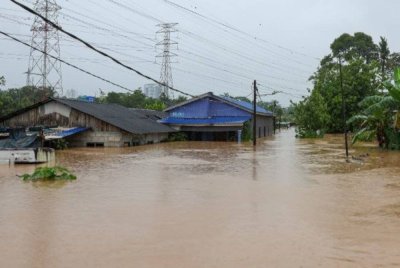 Keadaan rumah dan jalan raya yang ditenggelami air akibat banjir di Kampung Pasir Tebrau berikutan hujan beterusan sejak 19 Mac. Foto Benama