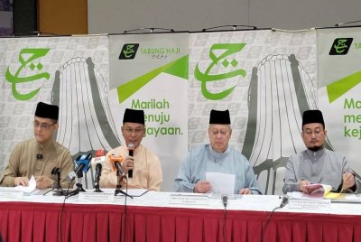 Mohd Na'im Mokhtar (dua kiri) umumkan agihan keuntungan selepas zakat sebanyak 3.25 peratus bagi tahun kewangan 2024.