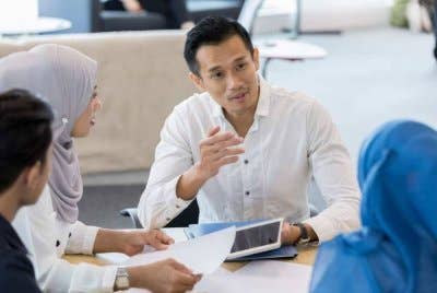 BIARLAH pertuturan yang diungkapkan selari dengan perbuatan dilakukan. -Foto: CANVA