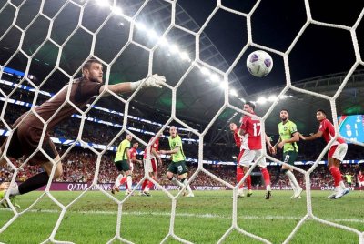 Penjaga gol naturalisasi Indonesia, Maarten Paes gagal menyelamatkan percubaan pemain tengah Australia, Jackson Irvine yang menerjah jaring pada aksi Kelayakan Piala Dunia 2026 di Sydney. Foto AFP