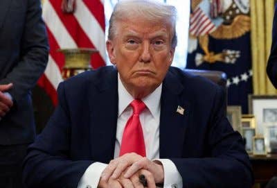 Trump berkata perintah itu akan 'mula menghapuskan' jabatan tersebut dalam satu majlis menandatangani perjanjian di White House. Foto Agensi