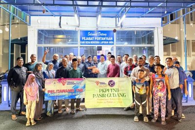 Konvoi Program Singgah Sahur TNB Cawangan Pasir Gudang menyerahkan juadah sahur di Balai Polis Pasir Gudang.