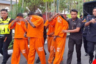 Empat lelaki dibawa ke Mahkamah Majistret Teluk Intan pada Jumaat atas dua pertuduhan mengedar dadah lebih 28 kilogram.
