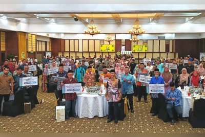 Sebanyak 43 syarikat menyerahkan zakat perniagaan berjumlah RM5.56 juta kepada MAIDAM sempena Majlis Penyerahan Zakat Korporat di Kuala Terengganu pada Khamis.