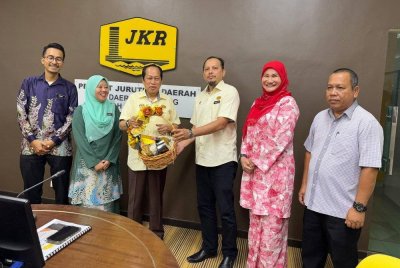 Ahmad Maslan (tiga kiri) membuat lawatan kerja ke Pejabat Jabatan Kerja Raya (JKR) Pendang pada petang Khamis.