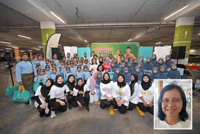 Azliza (tengah) bergambar bersama anak-anak yatim ketika majlis berbuka puasa di Lotus's Malaysia Kajang. 