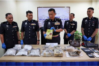 Yahaya menunjukkan sebahagian dadah yang dirampas pada sidang media berhubung kejayaan Polis Pahang merampas dadah jenis syabu dan ganja lebih 13 kilogram bernilai RM421,286. Foto Bernama