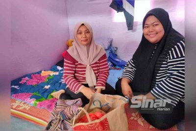 Hidayah (kiri) kini berlindung di PPS SK Sri Kencana Simpang Renggam.