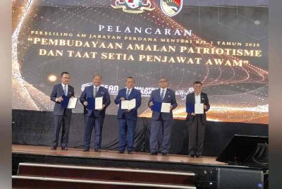 Shamsul Azri (dua dari kanan) dan Aminuddin (tengah) pada pelancaran Pekeliling Am Jabatan Perdana Menteri iaitu Pembudayaan Amalan Patriotisme dan Taat Setia Penjawat Awam pada Jumaat.