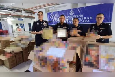 Balveer Singh (kiri) menunjukkan mercun yang dirampas.