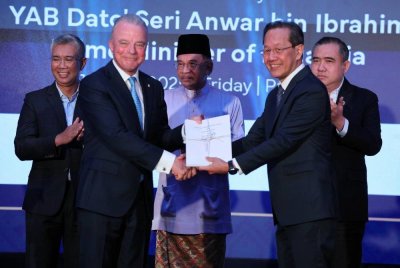 Perdana Menteri, Datuk Seri Anwar Ibrahim (tengah) menyaksikan pertukaran dokumen oleh Ketua Pengarah Kumpulan Malaysia Aviation Group (MAG), Datuk Kapten Izham Ismail (dua dari kanan) dengan Presiden Boeing Global Dr Brendan Nelson AO (dua,kiri) pada Majlis Menandatangani Perjanjian Pesawat Baharu dengan Syarikat Boeing di sebuah hotel, pada Jumaat.
Turut kelihatan Menteri Pengangkutan, Anthony Loke (kanan) dan Menteri Pelaburan, Perdagangan dan Industri (MITI), Datuk Seri Tengku Zafrul Tengku Abdul Aziz (kiri). Foto Bernama