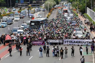 Peserta protes berarak ketika membantah RUU TNI tersebut.