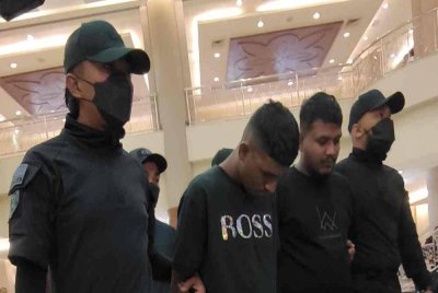 Mishant (dua dari kiri) dan Lavindran (dua dari kanan) dibawa ke Kompleks Mahkamah Kuala Lumpur pada Jumaat, bagi menghadapi pertuduhan kes jenayah berhubung kejadian rusuhan di kelab hiburan di Klang Lama, dua bulan lalu.