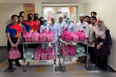 Sebahagian pelajar siap sedia mengagihkan juadah sahur kepada petugas HSB.