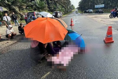 Gara-gara terlanggar lubang di jalan raya, dua beradik lelaki maut apabila motosikal yang dinaiki mereka terbabas di Jalan Sengkang-Felda Inas-Bandar Tenggara, pagi tadi.