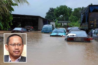 Keadaan rumah dan jalan raya serta kenderaan yang ditenggelami air akibat banjir di Kampung Pasir Tebrau berikutan hujan berterusan sejak Rabu. Gambar kecil: Suhaizan. Foto Bernama