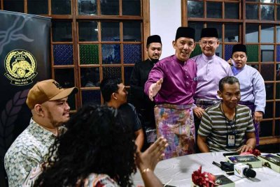 Mohd Joehari (tengah) beramah mesra bersama para pengamal media pada Majlis Berbuka Puasa FAM 2025 di Saloma Bistro, Pusat Pelancongan Malaysia (MaTIC) pada Khamis. Foto Bernama
