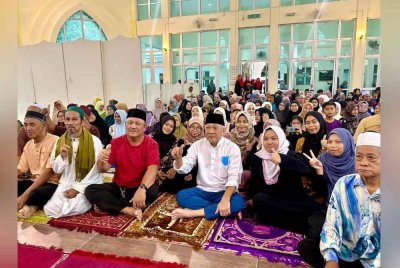 Bung Moktar ketika hadir pada Majlis Berbuka Puasa dan Penyampaian Sumbangan Ramadan kepada golongan asnaf di Masjid Kampung Bilit dan Masjid Tun Juhar di Sukau.