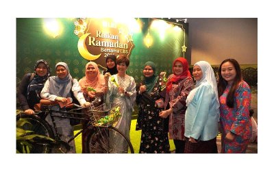 Pengarah Eksekutif LBS, Datuk Cynthia Lim, (lima, kiri) bersama rakan-rakan media di majlis berbuka puasa Raikan Ramadan Bersama LBS 2025.
