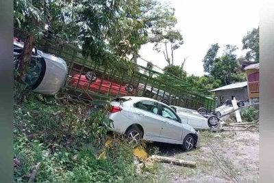Tujuh kereta baharu rosak selepas treler yang mengangkut kenderaan tersebut terbabas dan terjunam ke dalam gaung di Jalan Ranau-Sandakan, Kampung Nobutan, di sini, pada Jumaat.