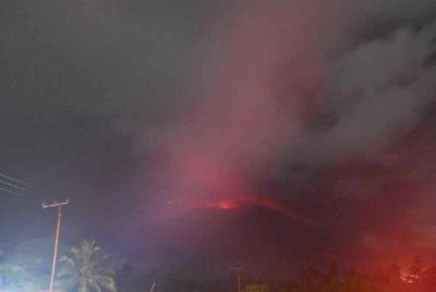 Amaran peringkat tertinggi turut dikeluarkan susulan aktiviti vulkanik terbaharu itu. - Foto Agensi