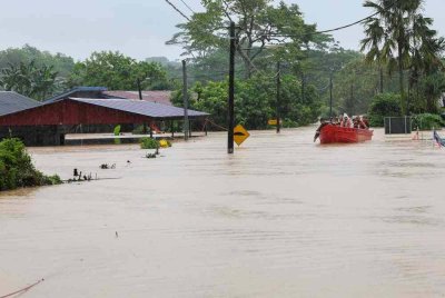 Anggota Jabatan Bomba dan Penyelamat Malaysia (JBPM) Tebrau dan Larkin membantu mangsa banjir yang terperangkap akibat banjir di Kampung Pasir Tebrau. Foto Bernama