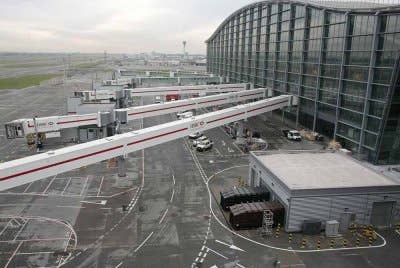 Lapangan Terbang Heathrow, yang merupakan lapangan terbang tersibuk di Eropah, ditutup pada awal 21 Mac 2025 selepas kebakaran besar di stesen janakuasa menyebabkan gangguan bekalan elektrik. Foto AFP