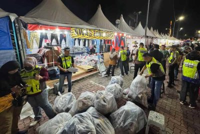 Penguat kuasa KPDN merampas barangan disyaki tiruan di Bazar Aidilfitri Dataran Senawang (Ihsan: KPDN)