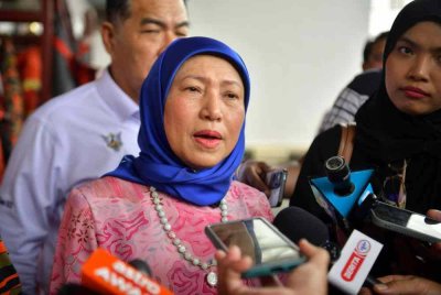 Nancy bercakap kepada pemberita selepas menghadiri Majlis Sumbangan Ramadan dan Agihan Bubur Lambuk Parlimen Santubong di Ibu Pejabat Bomba Sarawak pada Jumaat. Foto Bernama