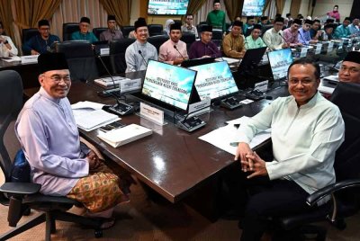 Anwar (kiri) mempengerusikan Mesyuarat Khas Pembangunan Negeri di INTAN Kampus Wilayah Timur, Kemaman, pada Jumaat. Foto Bernama