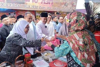 Anwar meluangkan masa berkunjung ke Bazar Ramadan Astaka Jalan Padang di sini pada Jumaat