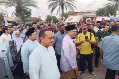 Anwar tiba di Bazar Ramadan Astaka Jalan Padang, Kemaman di sini pada Jumaat