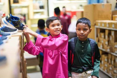 Muhammad Aliff Hafiz (kiri) gembira menerima sumbangan kelengkapan menyambut Aidilfitri dan diraikan di Alamanda.