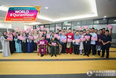 Mohd Sujairi (duduk, kiri) dan Mohd Nizam bersama peserta World #QuranHour di Parlimen Malaysia.