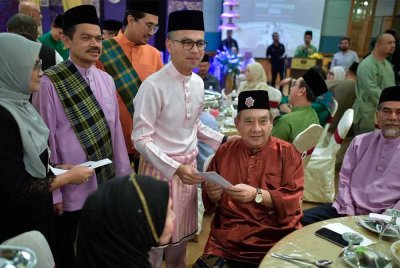 Fahmi (tengah) menyampaikan sumbangan duit raya kepada artis veteran pada Sambutan Hari Seniman 2025 di Hotel Grand Barakah Ampang pada Jumaat. Foto Bernama