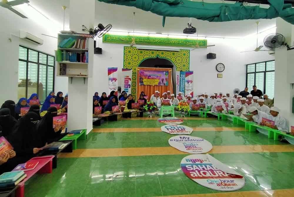 Program World #QuranHour yang diadakan di Pondok Hidayatullah buat pertama kalinya itu menghimpunkan lebih 120 peserta, termasuk 80 pelajar pondok dan wakil dari Rumah Ngaji Komuniti Teluk Muroh.