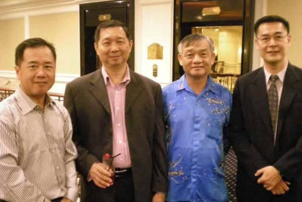 Eng Lai (kiri) bergambar kenangan bersama rakan sepasukan.