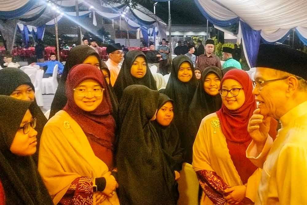 Wan Rosdy (kanan) bertanyakan sesuatu dengan pelajar MTAR selepas selesai majlis perasmian pada Jumaat.
Foto Sinar Harian