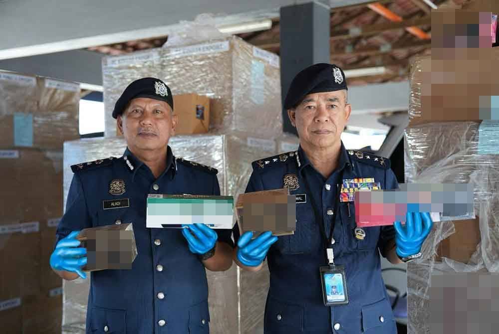 JKDM Kelantan mematahankan aktiviti penyeludupan rokok seludup yang dipercayai menggunakan modus operandi berurusan di kawasan kampung selepas merampas 822,400 batang rokok seludup yang dianggarkan bernilai RM554,675 termasuk cukai dalam dua serbuan berasingan di Bukit Marak, Bachok pada 9 Mac lalu. Foto JKDM