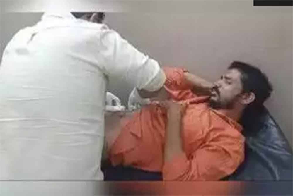 Seorang lelaki berusia 32 tahun di sebuah kampung di Mathura, India nekad melakukan pembedahan ke atas dirinya sendiri selepas bosan dengan kesakitan perut yang berterusan yang dialaminya. Foto Agensi