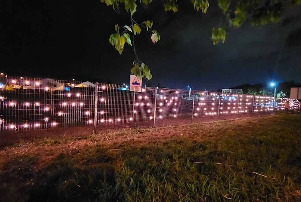 Dekorasi 'Salam Aidilfitri' menggunakan pelita panjut menghiasi kawasan Medan Klebang Pertama.