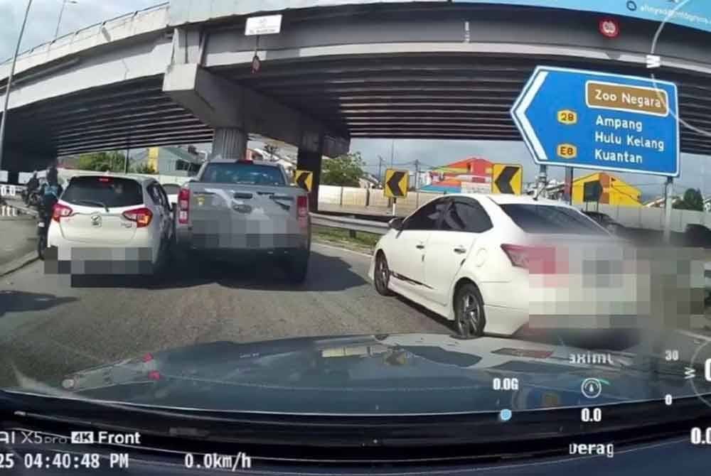 Tangkap layar kemalangan tular membabitkan Ford Ranger dengan Myvi di media sosial selepas dikongsikan seorang pengguna Threads.