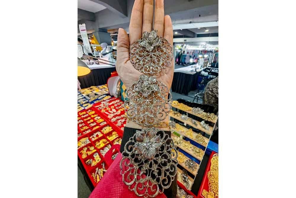 Rosmah Mustafah muncul sebagai seorang usahawan wanita yang berani meneroka industri piuter sejak hampir dua dekad lepas. Foto Bernama