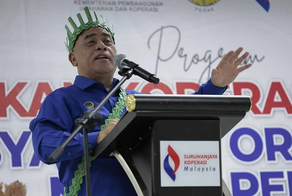 Saarani ketika berucap pada Program Gerakan Koperasi Santuni Masyarakat Orang Asal Negeri Perak di Pejabat Jabatan Kemajuan Orang Asli (JAKOA) Daerah Batang Padang dan Muallim, di sini pada Sabtu.