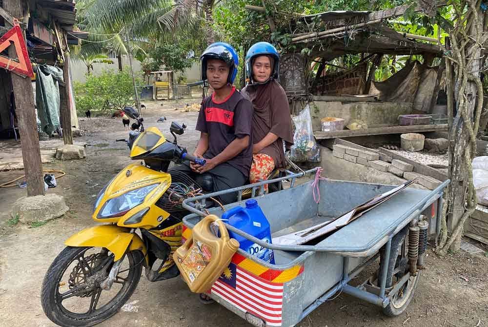 Setiap hari Nik SurIna bersama tiga lagi anak akan menaiki motosikal roda tiga ke beberapa lokasi seperti Pasir Tumbuh, Kubang Kerian, Kota Bharu untuk mencari kotak.
