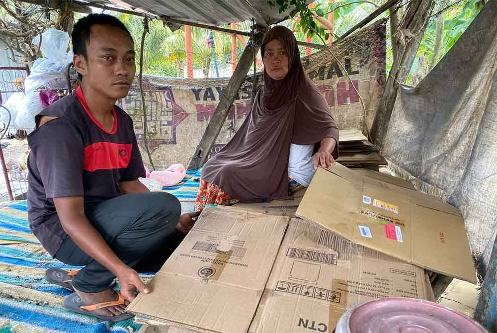 Nik Surina dan anak lelaki sulungnya menyusun kotak yang dicari mereka dan akan dijual dengan nilaian 25 sen sekilogram.