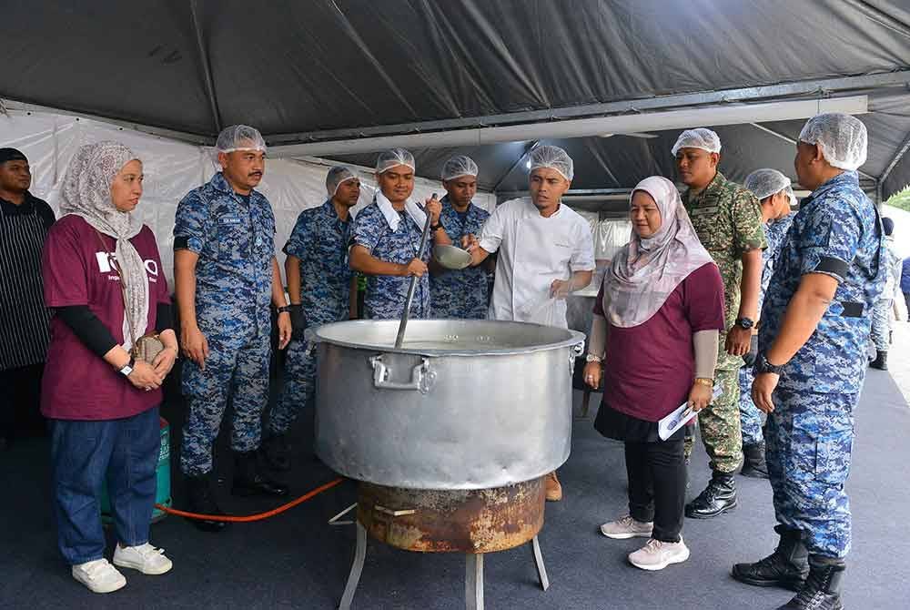 Anggota TLDM menyiapkan bubur lambuk.