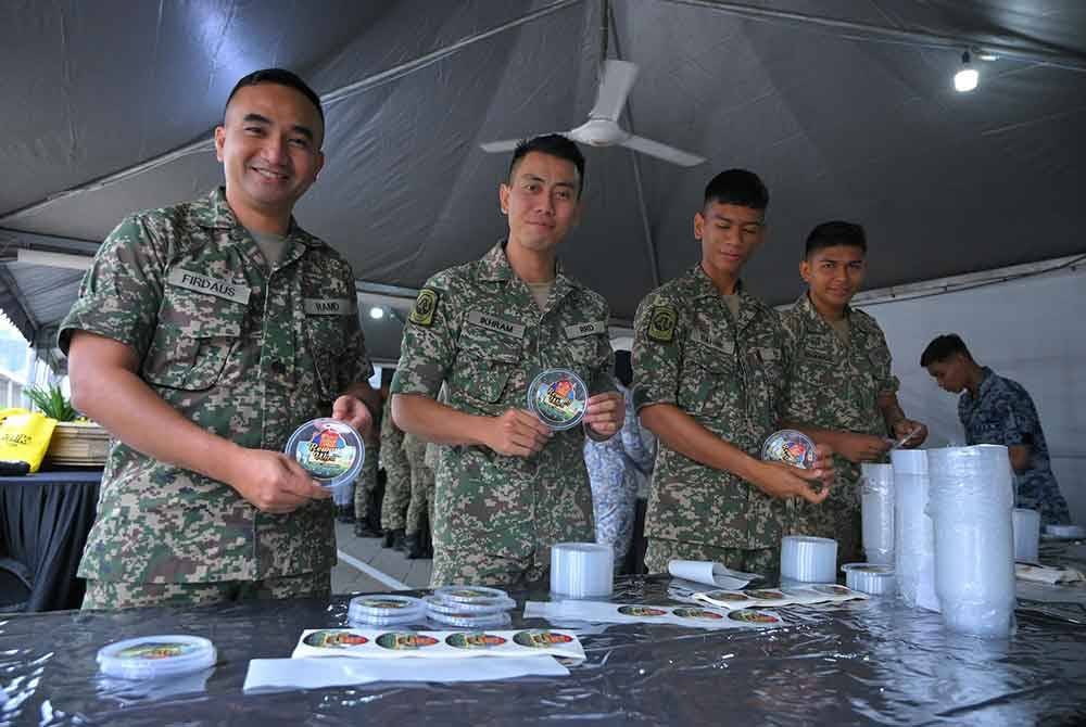 Anggota tentera darat bergotong-royong menyediakan bekas untuk bubur lambuk.